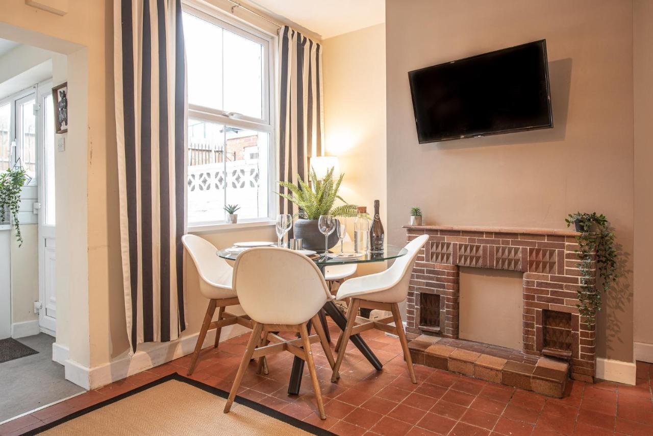 Chester City Centre Cozy 3-Bedroom Home Exterior photo